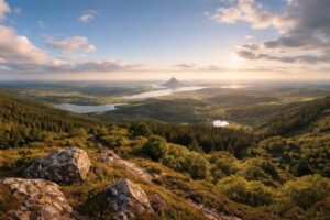 explorez le mont saint-michel de brasparts et profitez d'une vue panoramique à 360° exceptionnelle sur les paysages environnants.